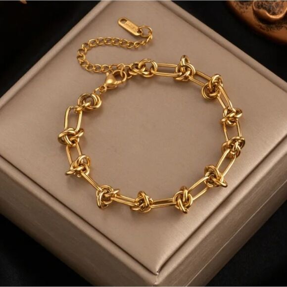 Fashion Knot Chain Twisted 18k Gold Plated Bracelet - Picture 1 of 4